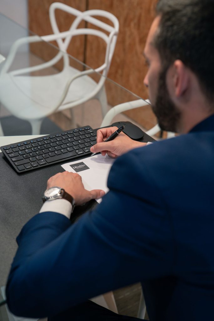 Elaboración de estrategia legal personalizada en JRubio Abogados | Derecho Civil Abogado civil redactando la hoja de ruta para un cliente en JRubio Abogados Orihuela
