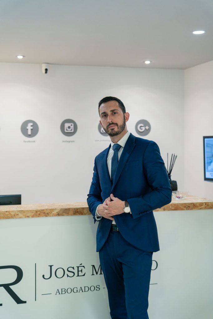 José Manuel Rubio, abogado especialista en herencias y derecho civil en Orihuela, en la recepción de JRubio Abogados