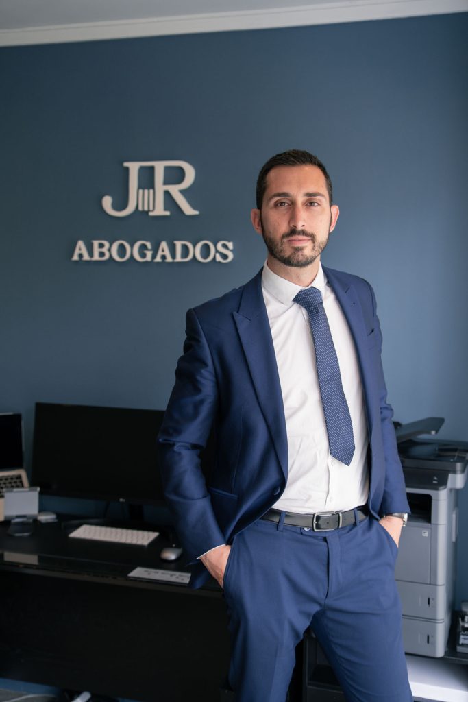 Abogado especialista en derecho civil y sucesiones – JRubio Abogados en Orihuela José Manuel Rubio, abogado experto en derecho civil y herencias en Orihuela, posando en el despacho JRubio Abogados.