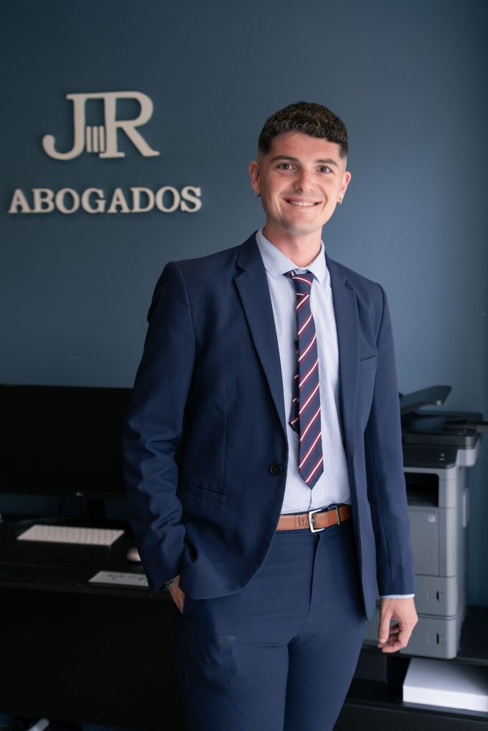 Sergio Benabent Salinas, abogado especializado en derecho laboral y mercantil. Sergio Benabent Salinas, abogado de empresa en Orihuela, posando en JRubio Abogados.