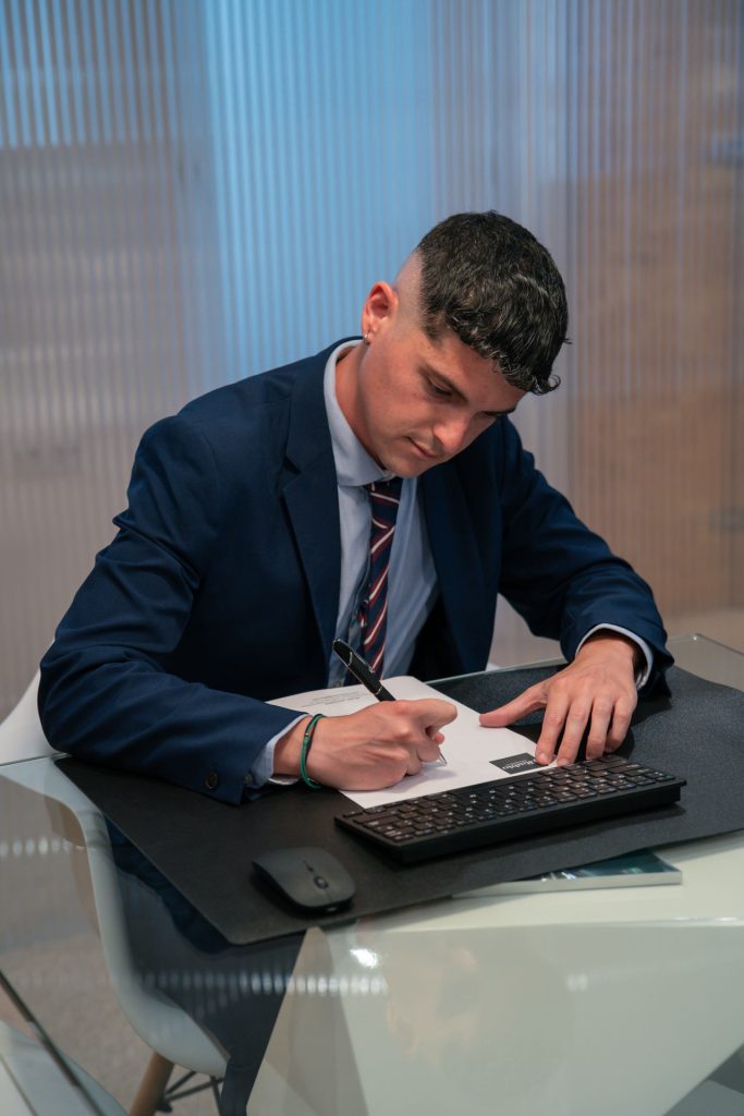 Sergio Benabent Salinas, abogado en JRubio Abogados, redactando documentación legal