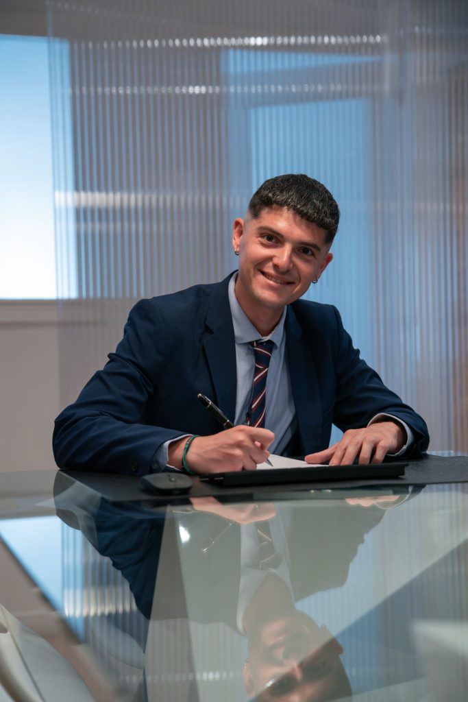 Sergio Benabent Salinas, abogado laboralista y civil, firmando documentación jurídica en JRubio Abogados Orihuela